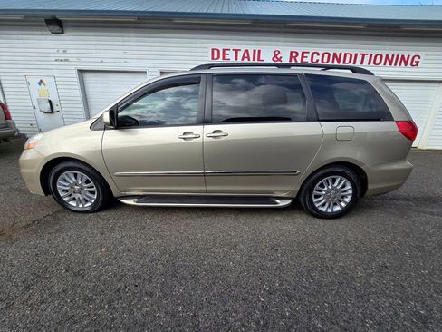Used 2010 Toyota Sienna XLE image 42