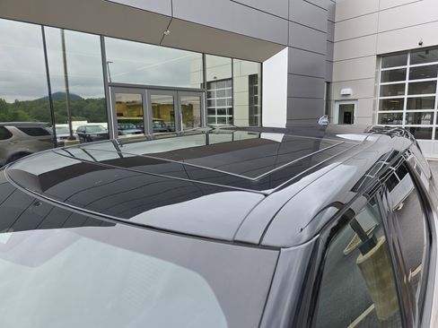 Certified 2025 Land Rover Discovery Dynamic SE image 13