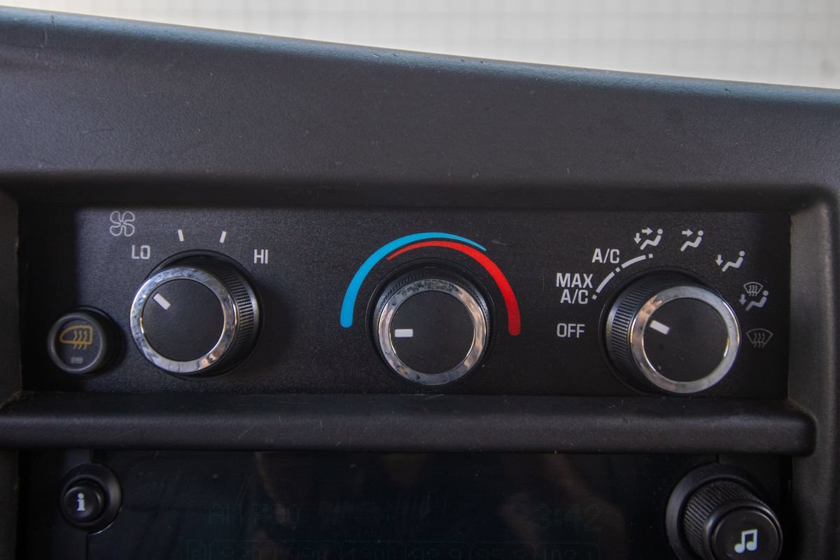Used 2018 Chevrolet Express 2500 RWD image 21