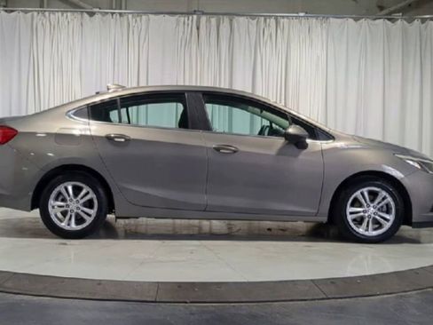 Used 2018 Chevrolet Cruze LT w/ Convenience Package image 11