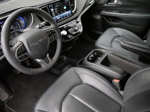 Used 2025 Chrysler Pacifica Select FWD image 11