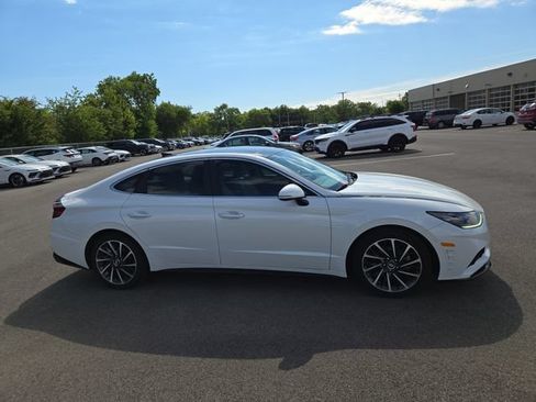 Used 2022 Hyundai Sonata Limited w/ Preferred Accessory Package FWD image 5