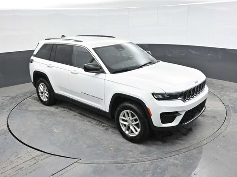 Used 2023 Jeep Grand Cherokee Laredo AWD/4WD image 18