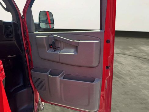 Used 2017 Chevrolet Express 3500 RWD image 17