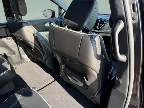Used 2025 Chrysler Pacifica Limited FWD image 12