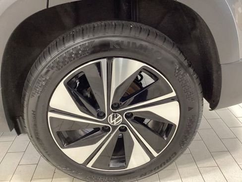 Used 2025 Volkswagen Taos SE w/ Panoramic Sunroof Package image 27