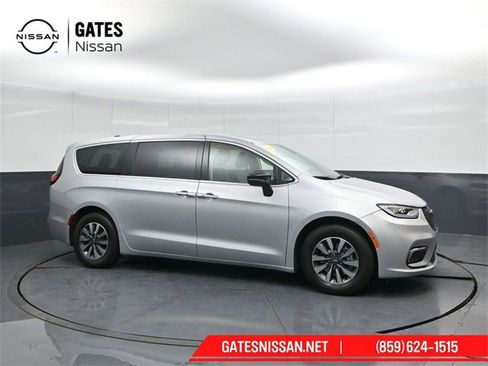 Used 2024 Chrysler Pacifica Select image 1