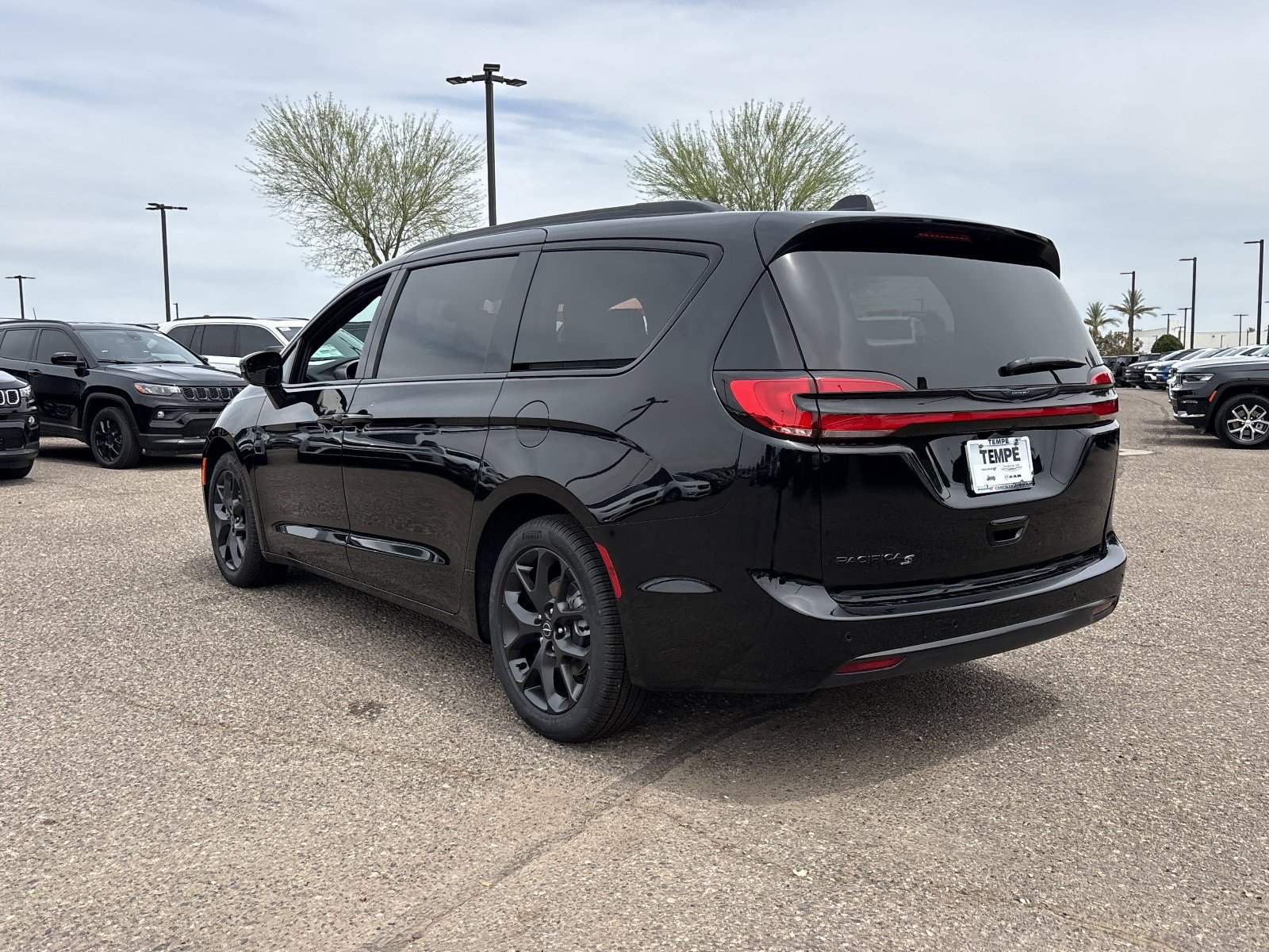 New 2026 Chrysler Pacifica Select w/ S Appearance Package FWD image 3
