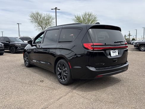 New 2026 Chrysler Pacifica Select FWD image 3