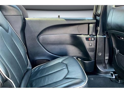 Certified 2025 Chrysler Pacifica Limited FWD image 36