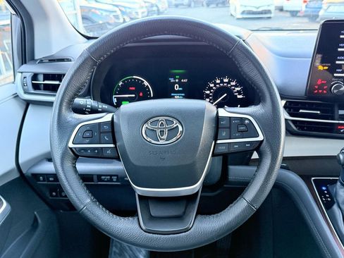 Used 2022 Toyota Sienna XLE image 21