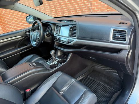 Used 2017 Toyota Highlander SE image 20