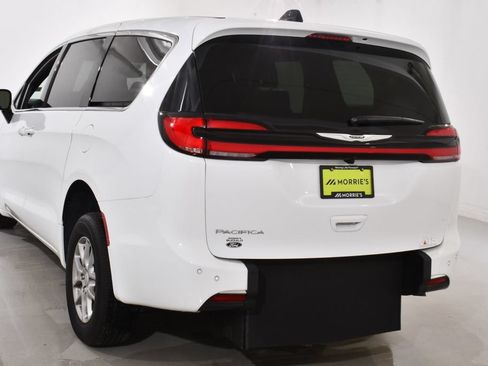 Used 2026 Chrysler Pacifica Select FWD image 15