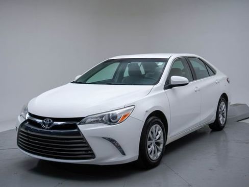 Used 2015 Toyota Camry LE FWD image 1