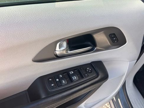 Used 2022 Chrysler Pacifica Touring-L FWD image 13