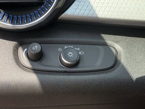 Used 2025 Chevrolet Trax LT FWD image 25