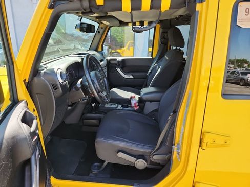 Used 2015 Jeep Wrangler Unlimited Sahara w/ Connectivity Group AWD/4WD image 15