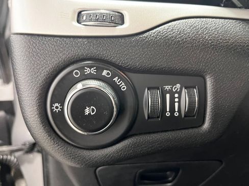 Used 2017 Jeep Cherokee Latitude w/ Safety/Convenience Group FWD image 19