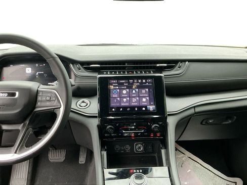 Used 2025 Jeep Grand Cherokee Altitude AWD/4WD image 11