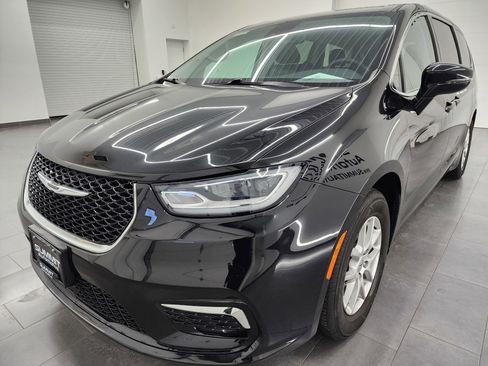 Used 2024 Chrysler Pacifica Touring-L image 6