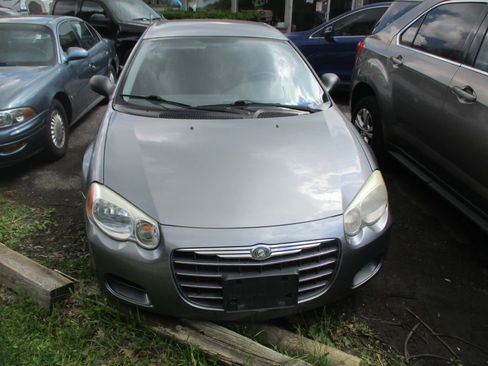 Used 2006 Chrysler Sebring Sedan FWD image 2