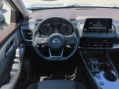Used 2023 Nissan Rogue SV FWD image 16