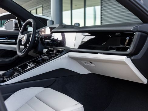 Certified 2025 Porsche Panamera 4 AWD/4WD image 45