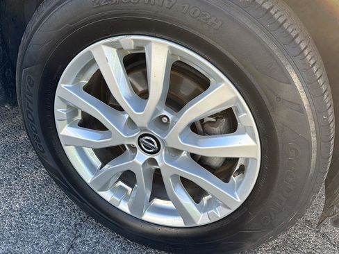 Used 2020 Nissan Rogue SV image 11