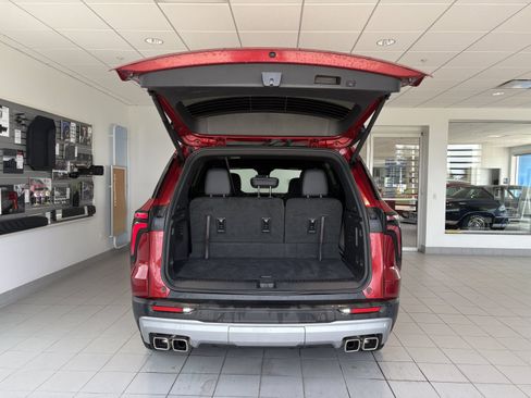 Used 2025 Chevrolet Traverse LT FWD image 8