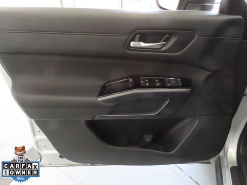 Used 2025 Nissan Pathfinder SL image 11