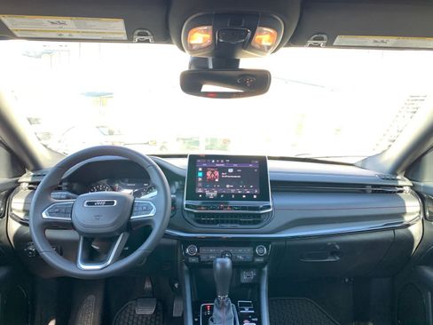 Used 2025 Jeep Compass Trailhawk image 32