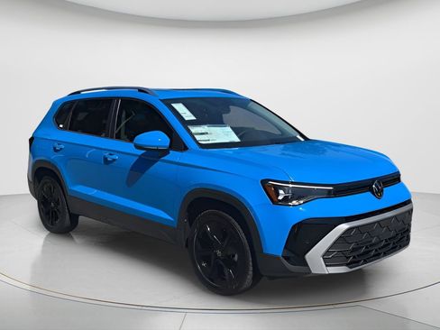 New 2026 Volkswagen Taos SE image 2