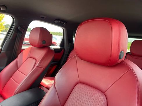 Used 2022 Porsche Cayenne AWD/4WD image 13