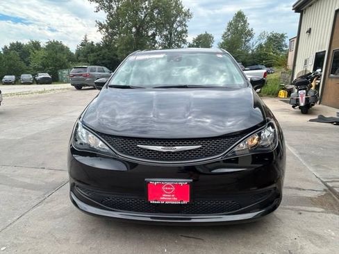 Used 2023 Chrysler Voyager LX FWD image 8