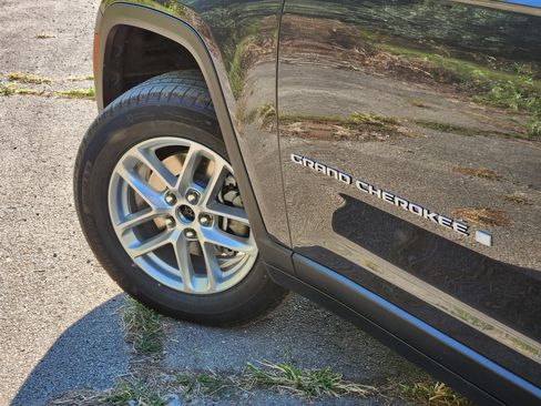 New 2025 Jeep Grand Cherokee Laredo AWD/4WD image 11