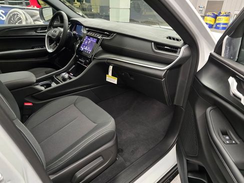 New 2025 Jeep Grand Cherokee Laredo X w/ Luxury Tech Group I image 29