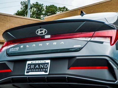 Certified 2025 Hyundai Elantra SEL FWD image 14