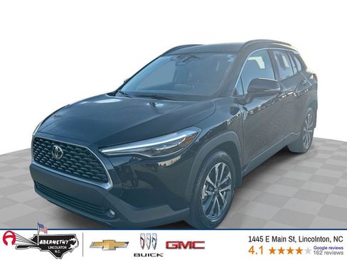 Used 2025 Toyota Corolla Cross XLE image 1