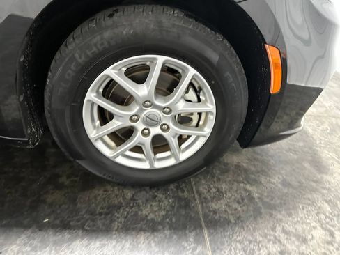 Used 2023 Chrysler Pacifica Touring-L FWD image 4