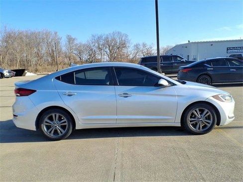 Used 2017 Hyundai Elantra SE image 5