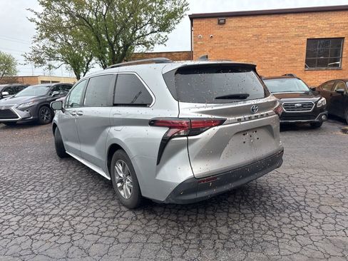 Used 2022 Toyota Sienna XLE w/ XLE Plus Package FWD image 3