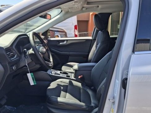 New 2025 Ford Escape SE w/ Class II Trailer Tow Package image 2