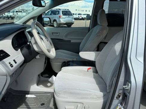 Used 2014 Toyota Sienna LE FWD image 13