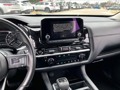 Used 2025 Nissan Pathfinder SV image 6