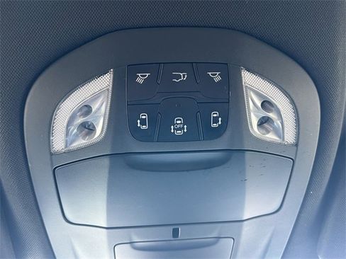 Used 2025 Chrysler Pacifica Select image 29