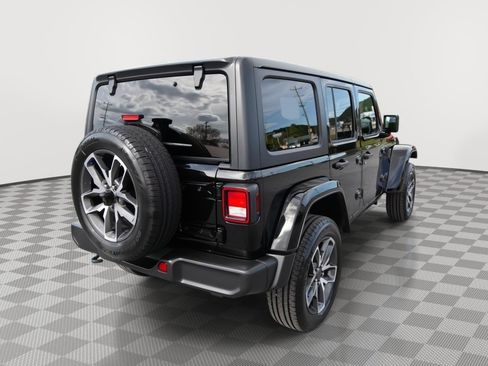 Used 2024 Jeep Wrangler Unlimited w/ Convenience Group AWD/4WD image 5