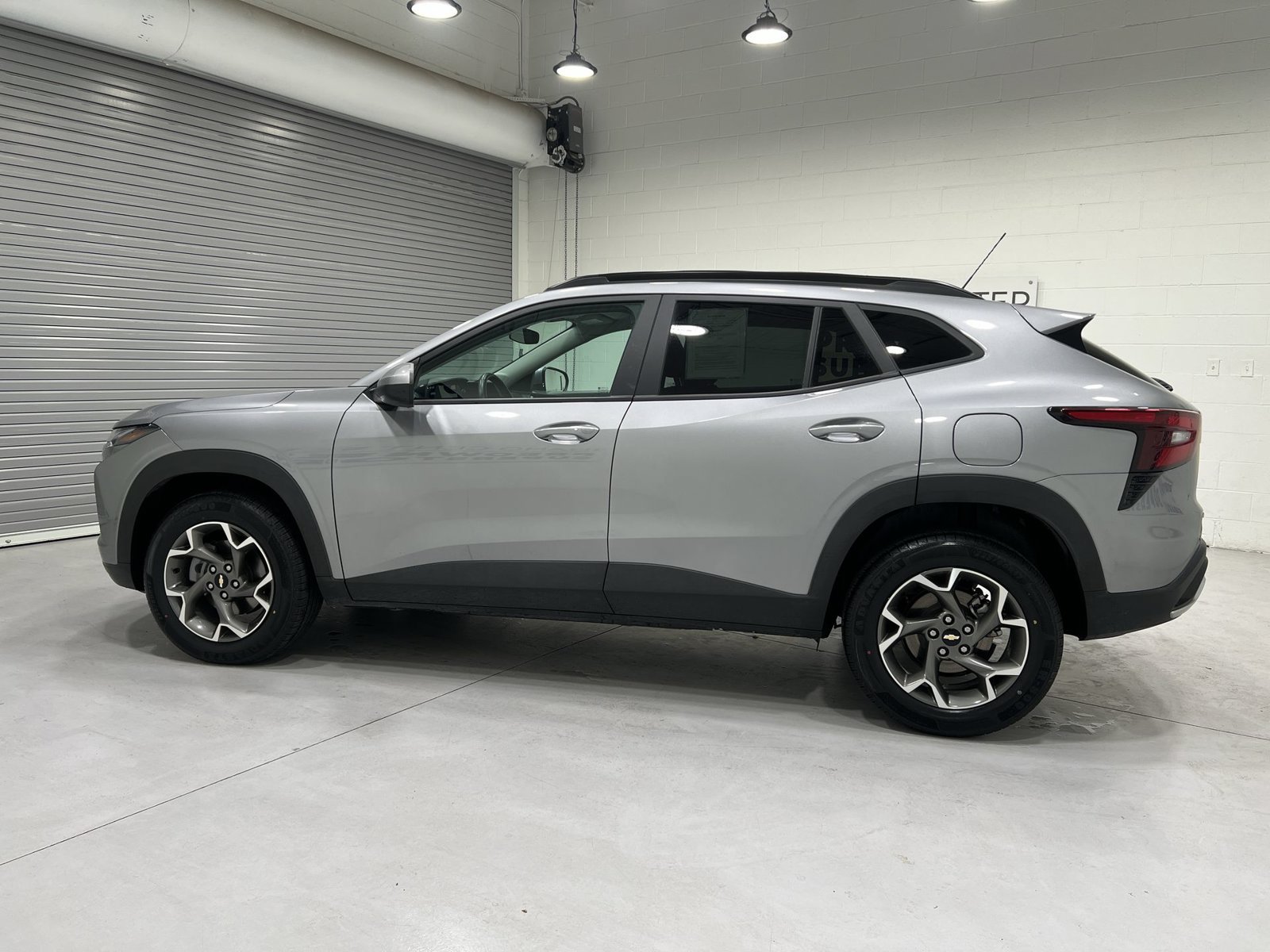 Used 2025 Chevrolet Trax LT w/ LT Convenience Package FWD image 5
