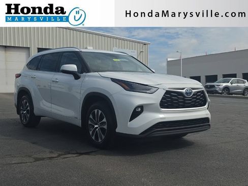 Used 2022 Toyota Highlander XLE AWD/4WD image 1