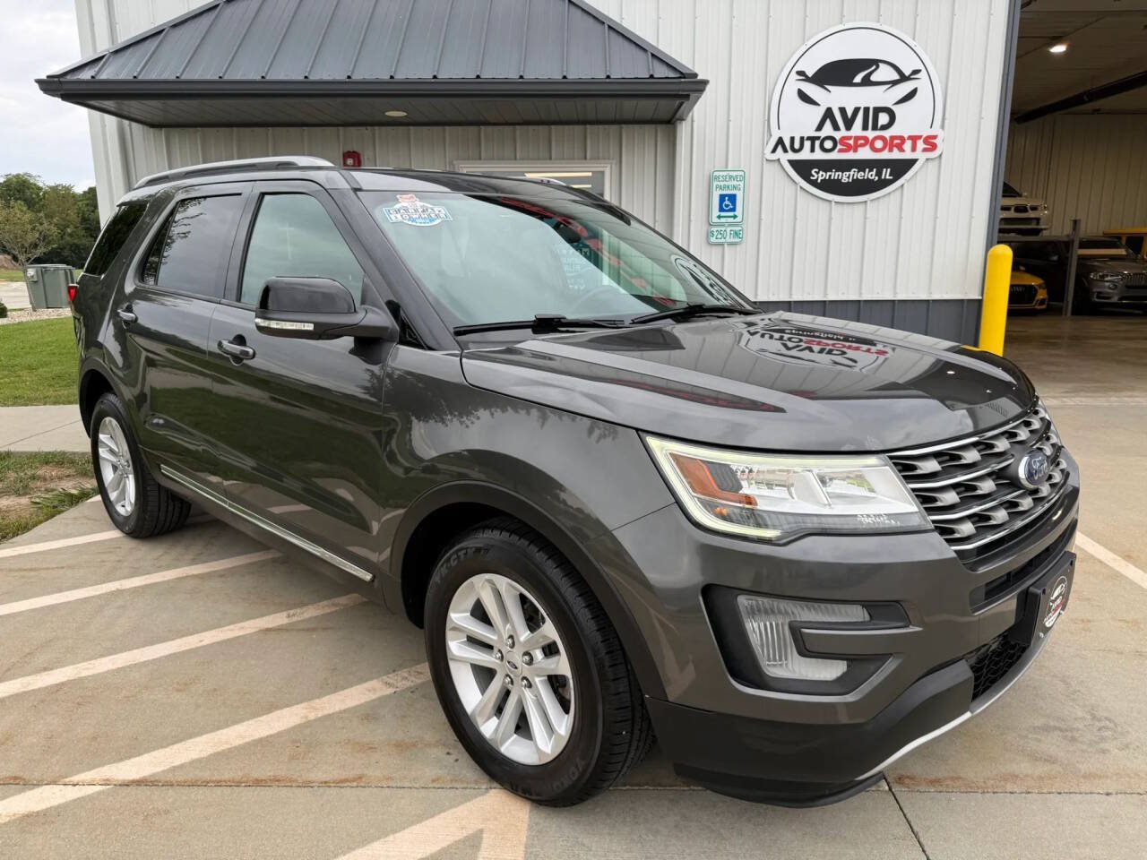 Used 2017 Ford Explorer XLT FWD image 2