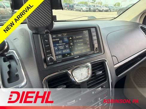 Used 2014 Chrysler Town & Country Touring-L FWD image 17
